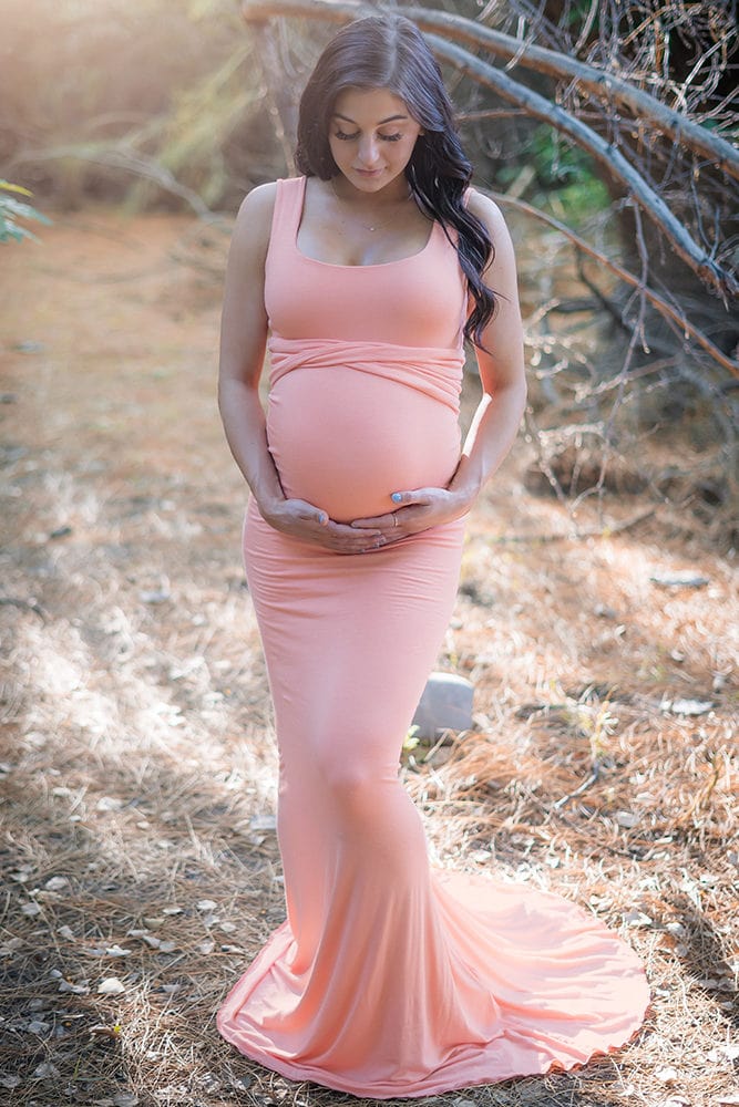Sleeveless maternity gown with train